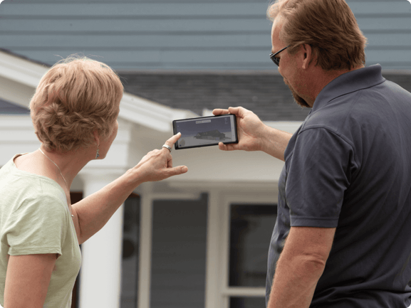 couple-opening-hover-mobile-app